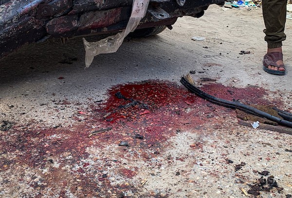 يتفقد فلسطينيون موقع غارة إسرائيلية استهدفت مركبة تجر عربة تُستخدم لنقل المدنيين في حي تل الهوى بمدينة غزة في 30 سبتمبر/أيلول 2026. (صورة: أحمد الشوا)