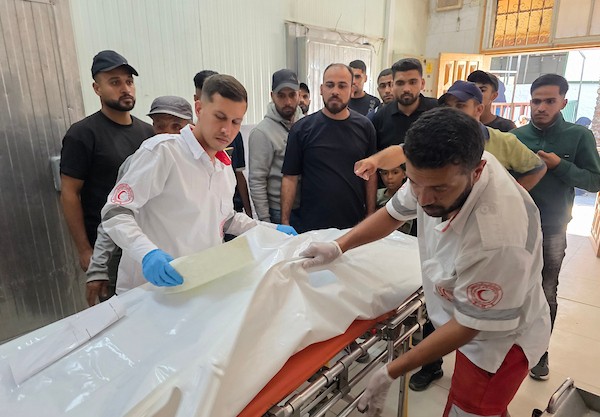 فلسطينيون ينقلون جثمان الشهيد عبد الجواد جودة إلى مجمع ناصر الطبي بمدينة خان يونس، جنوب قطاع غزة، 17 أكتوبر/تشرين الأول 2026. (تصوير: طارق محمد)