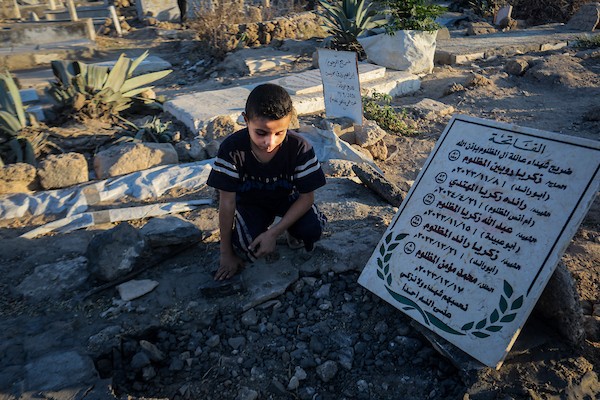 فلسطينيون يزورون قبور أقاربهم وأحبائهم الذين استشهدوا خلال الحرب الإسرائيلية، في مقبرة بمدينة غزة، يوم 8 أكتوبر/تشرين الأول 2026.تصوير: محمد صالحة