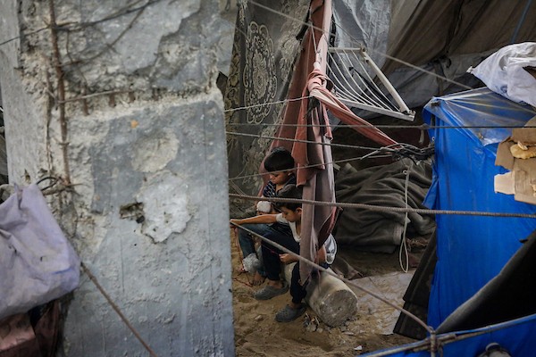 أطفال فلسطينيون نازحون يمارسون أنشطتهم اليومية في مدينة غزة، في 12 أكتوبر/تشرين الأول 2026. (تصوير: بلال أسامة)