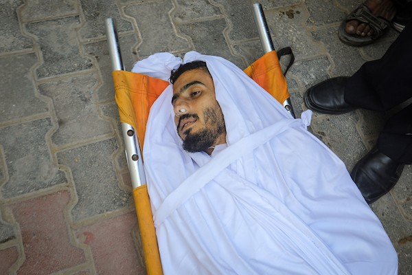 فلسطينيون يشاركون في تشييع جثمان الشهيد صدام الزعانين بمستشفى الشفاء في مدينة غزة، الخميس 15 أكتوبر/تشرين الأول 2026، تصوير: محمد صالحة