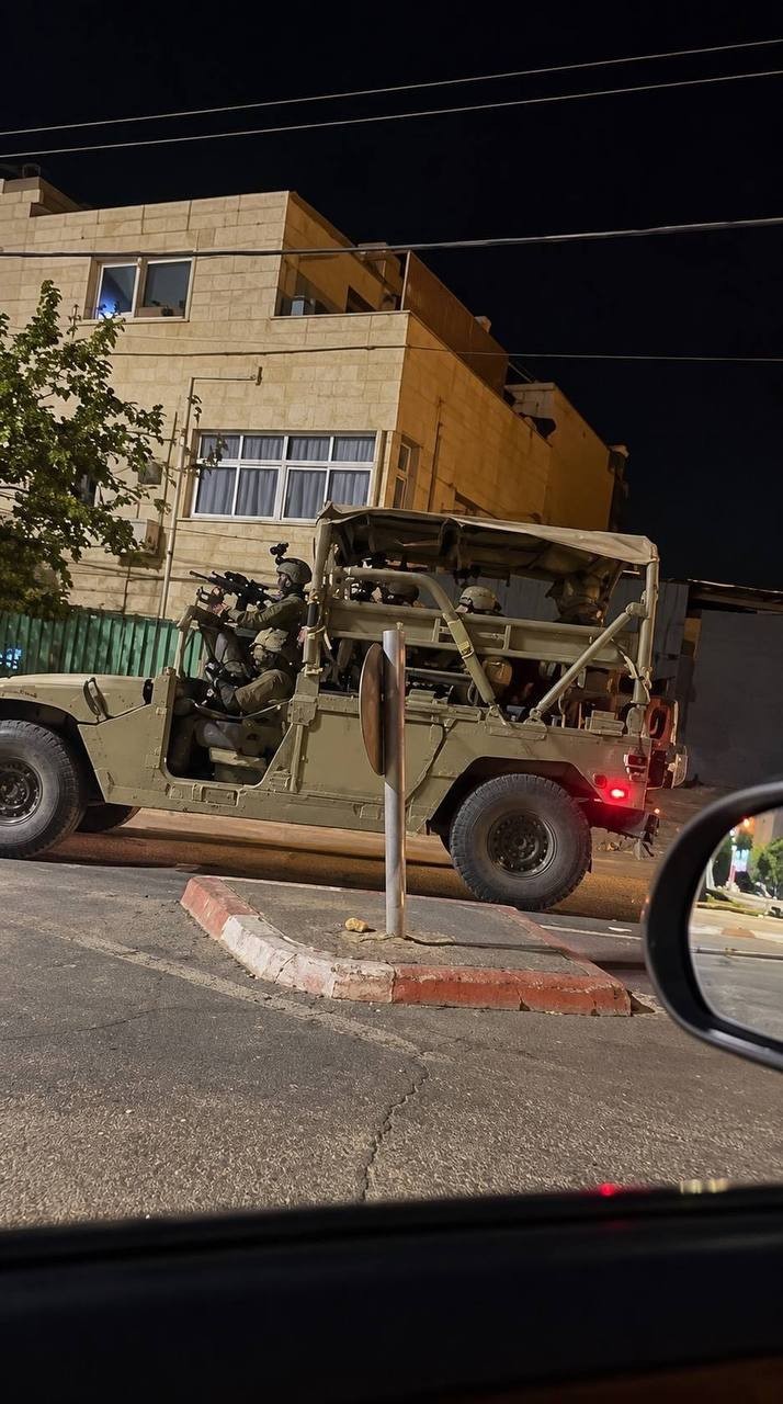 جانب من الانتشار الواسع لقوات الاحتلال في مدينة الخليل. .....jpg
