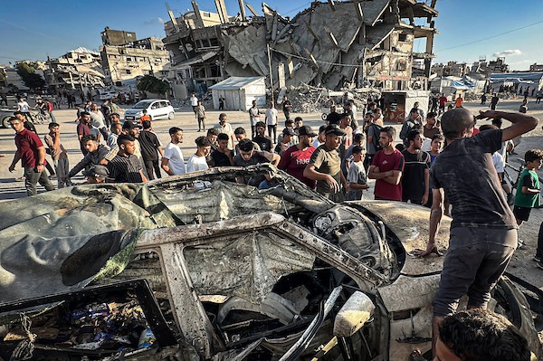 فلسطينيون يتجمعون في موقع استهداف مركبة بغارة جوية إسرائيلية في حي تل الهوى جنوب غربي مدينة غزة، يوم 8 أكتوبر/تشرين الأول 2026. تصوير: أحمد الشوا