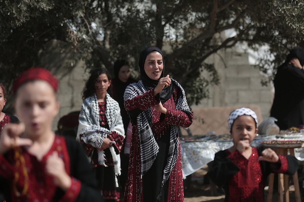 فلسطينيون يشاركون في قطف ثمار الزيتون خلال فعالية تطوعية، بمدينة غزة، في 10 أكتوبر/تشرين الأول 2026. (تصوير: بلال أسامة)
