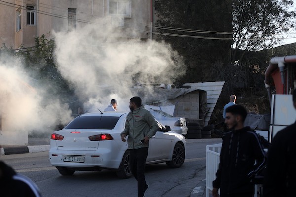قامت القوات الإسرائيلية بهدم جدارية تذكارية مخصصة لباجس أبو عطوان، أحد أبرز قادة الثورة الفلسطينية، في مدينة دورا، جنوب الخليل بالضفة الغربية المحتلة، في 29 أكتوبر/تشرين الأول 2026. (صورة: مأمون وزواز)