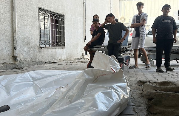 مشيعون يحيطون بجثماني شهيدين فلسطينيين في مستشفى الشفاء بمدينة غزة، عقب غارة إسرائيلية استهدفت حي النصر، 23 أكتوبر 2026. (تصوير: هادي داود)