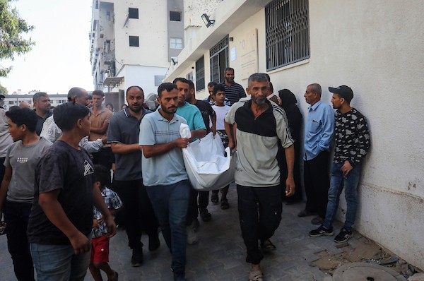 فلسطينيون يشاركون في تشييع جثمان الشهيد صدام الزعانين بمستشفى الشفاء في مدينة غزة، الخميس 15 أكتوبر/تشرين الأول 2026، تصوير: محمد صالحة