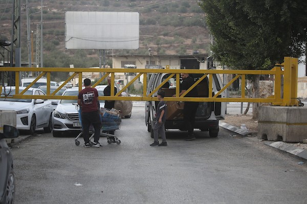 بوابات حديدية مغلقة عند حاجز دير شرف غربي مدينة نابلس، بعدما أغلقتها قوات الاحتلال ومنعت الفلسطينيين من الدخول والخروج، 11 أكتوبر/تشرين الأول 2026. (تصوير: محمد ناصر)