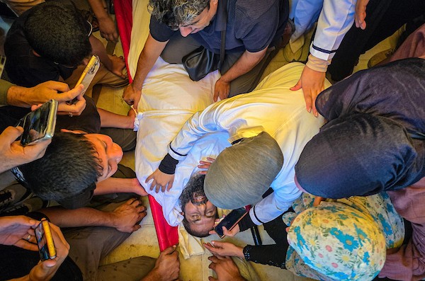 الممرضة عزة أبو مصطفى تستقبل جثمان والدها في مجمع ناصر الطبي بمخيم خان يونس، جنوب قطاع غزة، أثناء مناوبتها، بعد استشهاده في غارة إسرائيلية، 7 أكتوبر/تشرين الأول 2026. تصوير: طارق محمد.