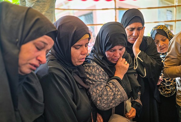 فلسطينيون يودّعون جثماني الشهيدين باسل قشطة وأحمد الشاعر خلال مراسم تشييعهما في مجمع ناصر الطبي بمدينة خانيونس،15 أكتوبر/تشرين الأول 2026. تصوير: طارق محمد