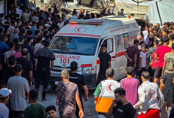 فلسطينيون يتجمعون في موقع غارة جوية إسرائيلية استهدفت سطح منزل في مخيم خان يونس، جنوب قطاع غزة، وأسفرت عن استشهاد فلسطيني، 7 أكتوبر/تشرين الأول 2026. تصوير: طارق محمد.