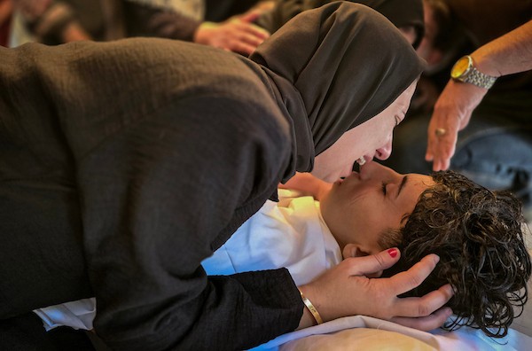 مشهد مؤلم لوداع الطفل الفلسطيني مجد محمد حسن عبد الهادي في مجمع ناصر الطبي بخان يونس، بعد انتشال جثمانه من موقع غارة إسرائيلية في منطقة قيزان النجار جنوب المدينة، 20 أكتوبر/تشرين الأول 2026.تصوير: طارق محمد