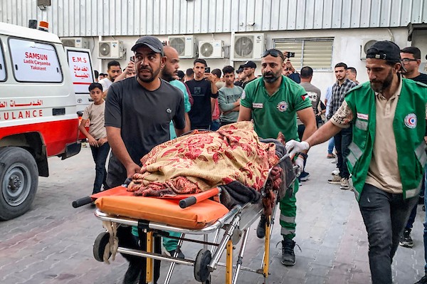 مسعفون ينقلون جثمان أدهم خليل معروف إلى مستشفى الشفاء بمدينة غزة، عقب غارة إسرائيلية استهدفت سطح منزل في مخيم جباليا شمال القطاع، يوم 16 أكتوبر/تشرين الأول 2026. (تصوير: أحمد الشوا)