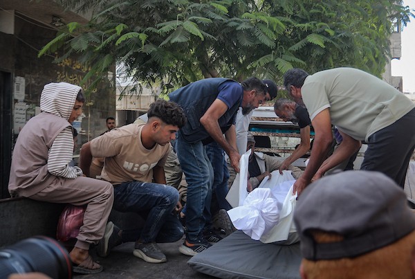 حزن ووداع أخير في مستشفى الشفاء بمدينة غزة، حيث يشيّع فلسطينيون عثمان الصوص والطفل تامر صبح، اللذين توفيا متأثرين بجراح أصيبا بها في هجوم إسرائيلي على بيت لاهيا شمال قطاع غزة، 18 أكتوبر/تشرين الأول 2026.تصوير: محمد صالحة