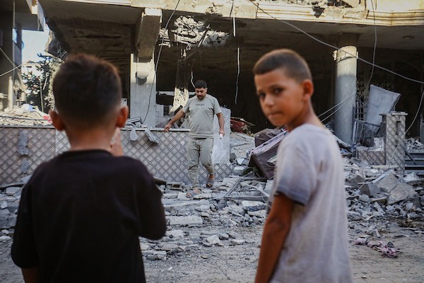 يتفقد فلسطينيون الأضرار التي لحقت بمبنى الأصالة السكني، غرب مدينة غزة، جراء غارة جوية إسرائيلية، في 3 أكتوبر/تشرين الأول 2026. (صورة: بلال أسامة)