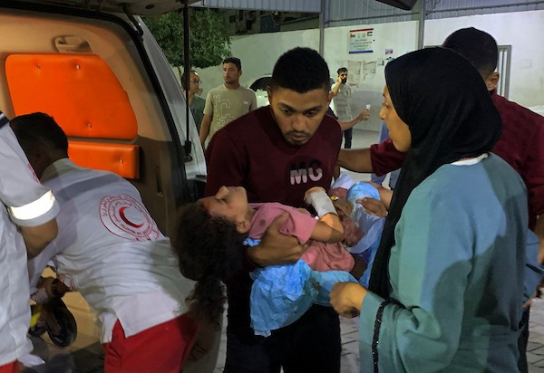 مسعفون ينقلون جرحى فلسطينيين إلى مستشفى الشفاء بمدينة غزة، في 8 أكتوبر/تشرين الأول 2026، عقب غارة جوية إسرائيلية استهدفت حي الصبرة جنوبي المدينة.تصوير: أحمد الشوا
