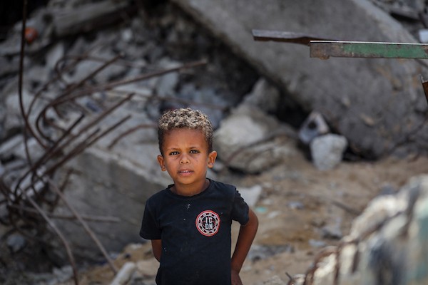 أطفال فلسطينيون نازحون يمارسون أنشطتهم اليومية في مدينة غزة، في 12 أكتوبر/تشرين الأول 2026. (تصوير: بلال أسامة)