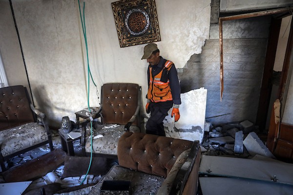 فلسطينيون يتفقدون أنقاض مبنى سكني استهدفته غارة جوية إسرائيلية فجراً غربي مدينة غزة، ما أدى إلى مقتل رجل وزوجته، 20 أكتوبر/تشرين الأول 2026.تصوير: محمد صالحة
