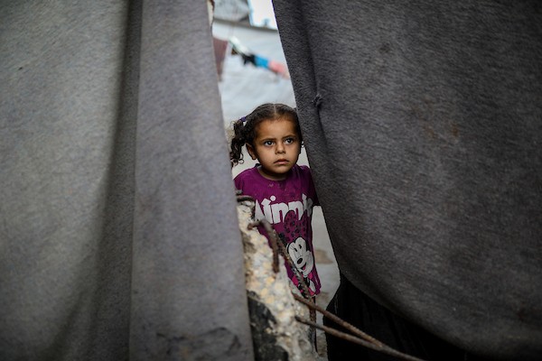 أطفال فلسطينيون نازحون يمارسون أنشطتهم اليومية في مدينة غزة، في 12 أكتوبر/تشرين الأول 2026. (تصوير: بلال أسامة)