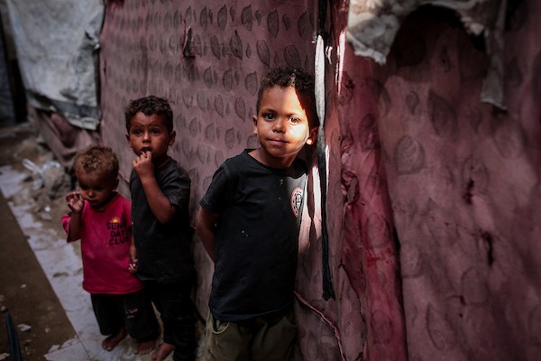 أطفال فلسطينيون نازحون يمارسون أنشطتهم اليومية في مدينة غزة، في 12 أكتوبر/تشرين الأول 2026. (تصوير: بلال أسامة)