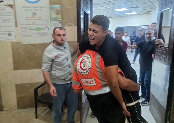 نقل جرحى فلسطينيين، بينهم طفل ومسن، إلى مجمع ناصر الطبي عقب غارة إسرائيلية على مواصي خان يونس أسفرت عن إصابة 11 فلسطينياً، 23 أكتوبر 2026. (تصوير: طارق محمد)