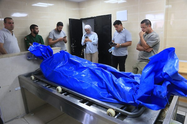 أقارب الأسير الفلسطيني مروان حرزالله يودّعون جثمانه في مستشفى رفيديا بمدينة نابلس، في 8 أكتوبر/تشرين الأول 2026.تصوير: محمد ناصر