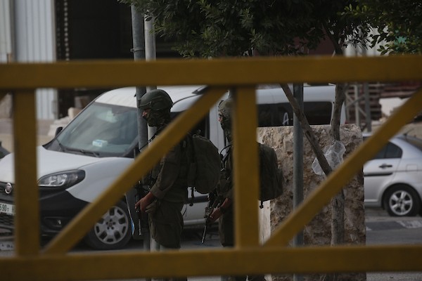 بوابات حديدية مغلقة عند حاجز دير شرف غربي مدينة نابلس، بعدما أغلقتها قوات الاحتلال ومنعت الفلسطينيين من الدخول والخروج، 11 أكتوبر/تشرين الأول 2026. (تصوير: محمد ناصر)