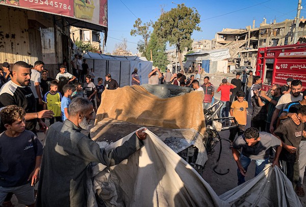 فلسطينيون يتجمعون في موقع استهداف مركبة بغارة جوية إسرائيلية في حي تل الهوى جنوب غربي مدينة غزة، يوم 8 أكتوبر/تشرين الأول 2026. تصوير: أحمد الشوا