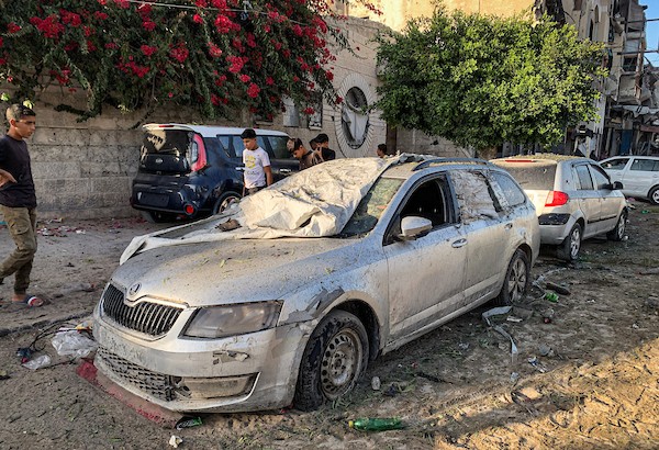 فلسطينيون يتجمعون في موقع استهداف مركبة بغارة جوية إسرائيلية في حي تل الهوى جنوب غربي مدينة غزة، يوم 8 أكتوبر/تشرين الأول 2026. تصوير: أحمد الشوا