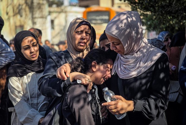 فلسطينيون يودّعون جثامين أربعة شهداء ارتقوا في غارة إسرائيلية شمال رفح، خلال مراسم تشييع بمجمع ناصر الطبي في خان يونس، 29 أكتوبر 2026.  (تصوير: طارق محمد)