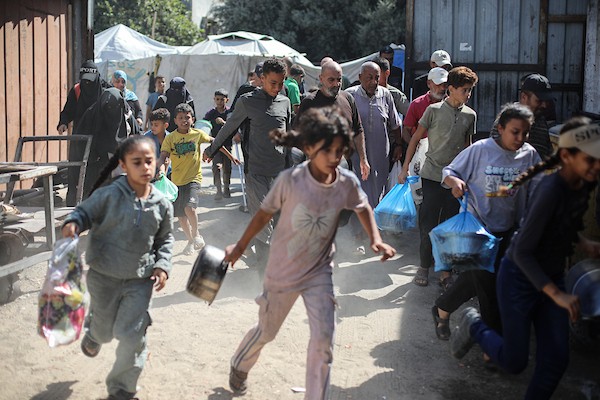 فلسطينيون نازحون يتجمعون للحصول على وجبات مجانية في مخيم النصيرات وسط قطاع غزة، في ظل تفاقم الجوع وتقليص المساعدات الغذائية بسبب نقص التمويل، 20 أكتوبر/تشرين الأول 2026.تصوير: حسن الجدي