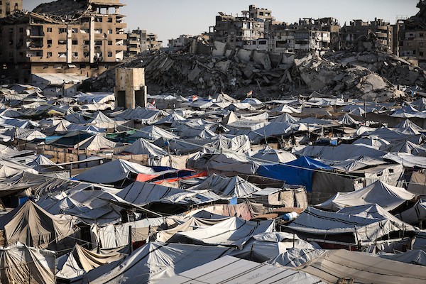 يواصل الفلسطينيون النازحون حياتهم اليومية في خيام مكتظة نُصبت بين المباني المدمرة في مدينة غزة في 5 أكتوبر/تشرين الأول 2026، وسط أزمة سكن ومأوى حادة بعد سنوات من الحرب والدمار.(صورة: بلال أسامة)