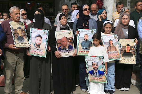 عائلات أسرى فلسطينيين ترفع صور أبنائها خلال وقفة في نابلس للمطالبة بالإفراج عنهم، وسط تحذيرات من تصاعد الانتهاكات بحق الأسرى والأسيرات في سجون الاحتلال. (تصوير: محمد ناصر)