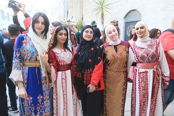 نساء فلسطينيات يشاركن في ليلة الحناء لعروس فلسطينية خلال احتفالات تقليدية في البلدة القديمة بمدينة نابلس، في الضفة الغربية، بتاريخ 3 أكتوبر/تشرين الأول 2026. تصوير: محمد ناصر