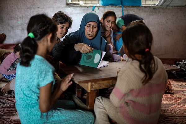فلسطينيون نازحون يواصلون حياتهم اليومية داخل مدرسة حُوّلت إلى مأوى مؤقت في مدينة غزة، في الذكرى الثالثة لاندلاع الحرب، 7 أكتوبر/تشرين الأول 2026. تصوير: بلال أسامة.