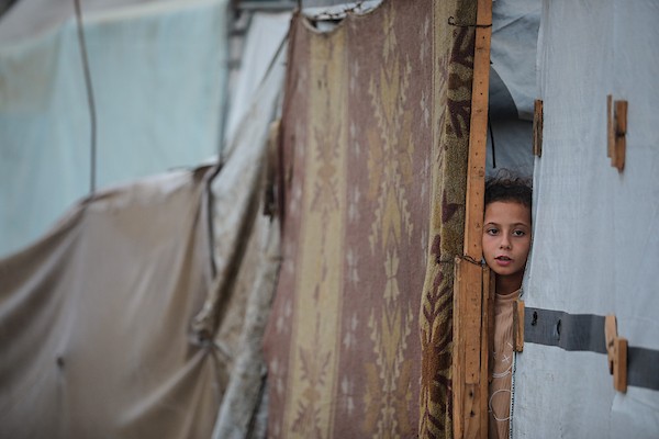 فلسطينيون نازحون يواصلون حياتهم اليومية داخل خيام مؤقتة في مخيم النصيرات وسط قطاع غزة، وسط مخاوف من الأمطار والبرد مع اقتراب الشتاء. 26 أكتوبر 2026. (تصوير: حسن الجدي)
