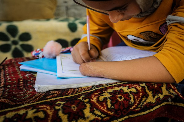 الطفلة شهد معروف (12 عامًا)، التي فقدت إحدى يديها بقصف إسرائيلي، تحلم بطرف اصطناعي يعيد إليها بعض استقلاليتها وسط النزوح في غزة. (تصوير: محمد صالحة)