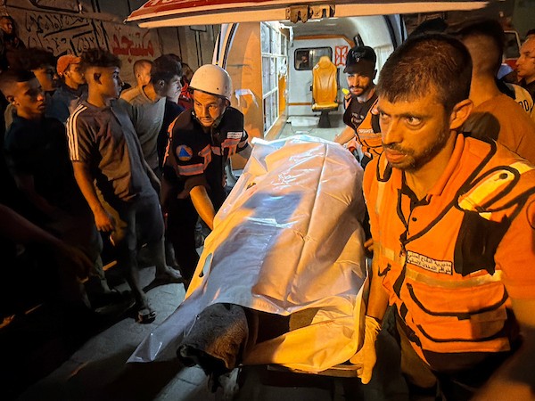 فلسطينيون ينقلون جثامين ثلاثة شهداء وعددًا من المصابين إلى مجمع ناصر الطبي، عقب غارة إسرائيلية استهدفت خيمة، غربي خان يونس، 11 أكتوبر/تشرين الأول 2026. (تصوير: طارق محمد)