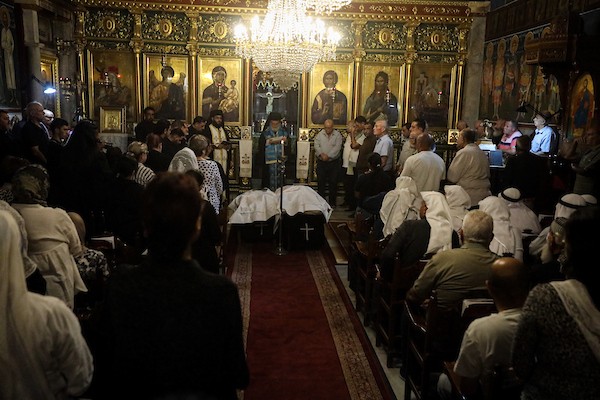 أشخاص يتجمعون خلال جنازة امرأتين مسيحيتين (أم و ابنتها) فلسطينيتين في كنيسة القديس بورفيريوس للروم الأرثوذكس في مدينة غزة، في 3 أكتوبر 2026. تصوير بلال أسامة