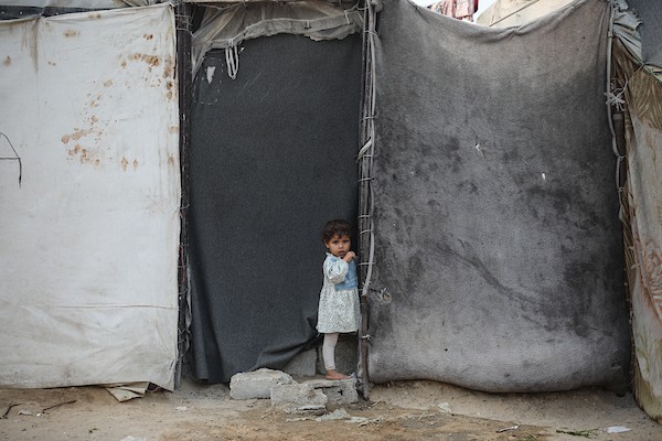 فلسطينيون نازحون يواصلون حياتهم اليومية داخل خيام مؤقتة في مخيم النصيرات وسط قطاع غزة، وسط مخاوف من الأمطار والبرد مع اقتراب الشتاء. 26 أكتوبر 2026. (تصوير: حسن الجدي)