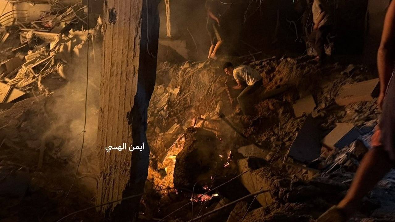 توثيق من المكان المستهدف غربي مدينة غزة بعدد من الصواريخ الحربية.jpg