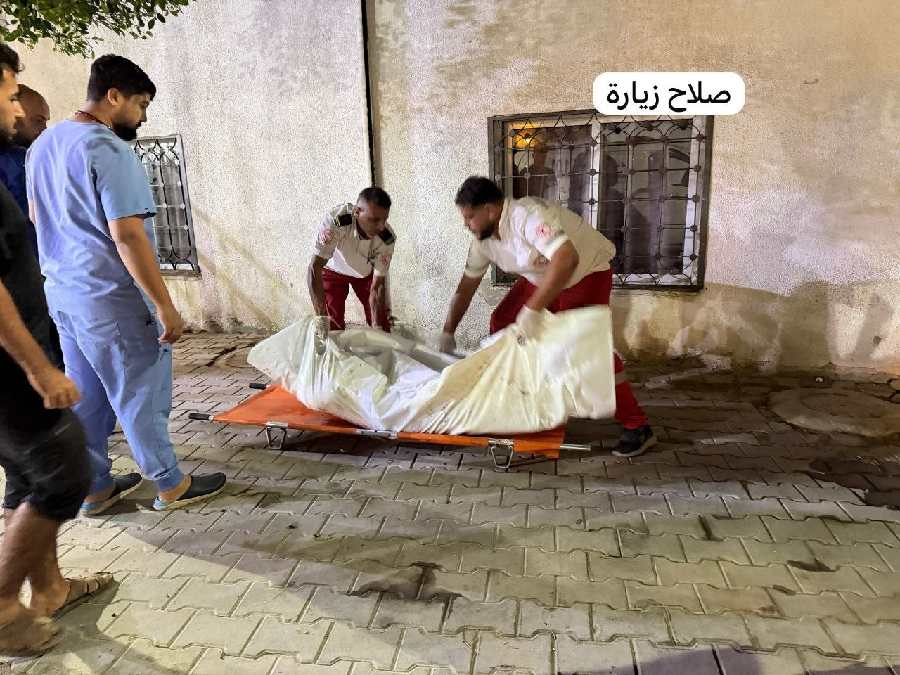 وصول شهيدة لمستشفى الشفاء الطبي؛ جراء استهداف الطيران المروحي شقة سكنية بجوار مول نيستو غربي مدينة غزة....jpg