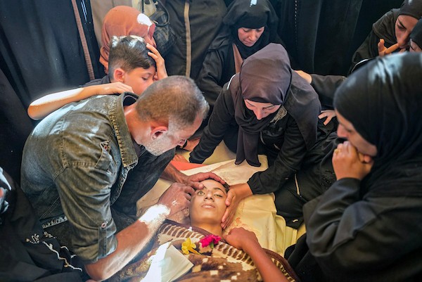 مشيعون يودّعون الطفلين وليد شكشك ويوسف أبو غالي في مجمع ناصر الطبي بخان يونس، جنوب قطاع غزة، عقب مقتلهما بغارة جوية إسرائيلية، 20 أكتوبر/تشرين الأول 2026.تصوير: طارق محمد