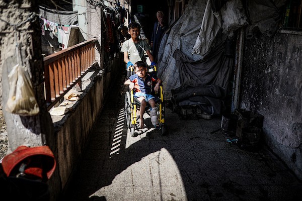 فلسطينيون نازحون يواصلون حياتهم اليومية داخل مدرسة حُوّلت إلى مأوى مؤقت في مدينة غزة، في الذكرى الثالثة لاندلاع الحرب، 7 أكتوبر/تشرين الأول 2026. تصوير: بلال أسامة.
