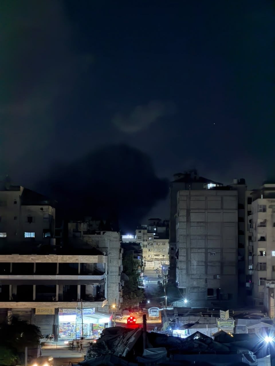 غارة جوية إسرائيلية على منزل بعد إخلاءه في شارع الثلاثيني جنوبي مدينة غزة..jpg
