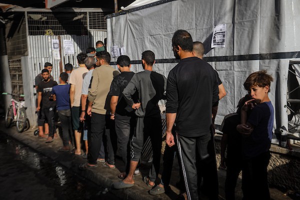 فلسطينيون ينتظرون الحصول على الخبز أمام مخبز في حي الدرج بمدينة غزة، وسط تحذيرات من توقف المخابز المتبقية بسبب نفاد الطحين، 22 أكتوبر 2026. (تصوير: محمد صالحة)