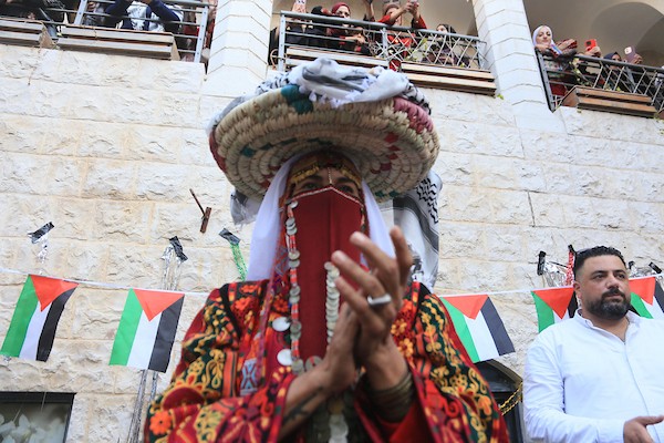 نساء فلسطينيات يشاركن في ليلة الحناء لعروس فلسطينية خلال احتفالات تقليدية في البلدة القديمة بمدينة نابلس، في الضفة الغربية، بتاريخ 3 أكتوبر/تشرين الأول 2026. تصوير: محمد ناصر
