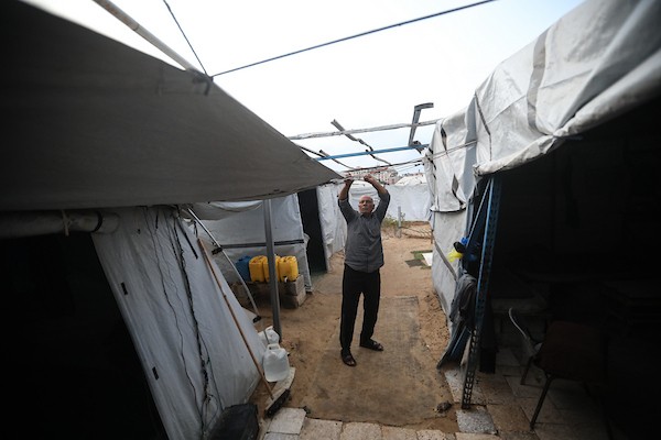 فلسطينيون نازحون يواصلون حياتهم اليومية داخل خيام مؤقتة في مخيم النصيرات وسط قطاع غزة، وسط مخاوف من الأمطار والبرد مع اقتراب الشتاء. 26 أكتوبر 2026. (تصوير: حسن الجدي)