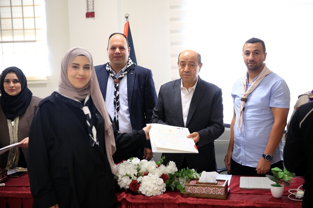 المدرسة الوطنية الفلسطينية للإدارة تختتم الورشة الوطنية للحماية من الأذى والآذان الصاغية