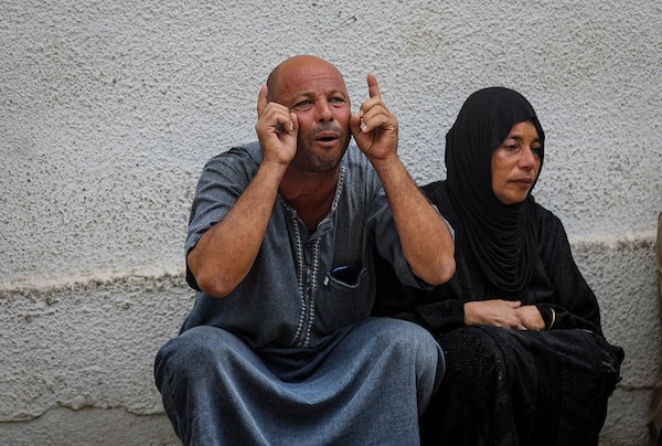 حزن ووداع أخير في مستشفى الشفاء بمدينة غزة، حيث يشيّع فلسطينيون عثمان الصوص والطفل تامر صبح، اللذين توفيا متأثرين بجراح أصيبا بها في هجوم إسرائيلي على بيت لاهيا شمال قطاع غزة، 18 أكتوبر/تشرين الأول 2026.تصوير: محمد صالحة